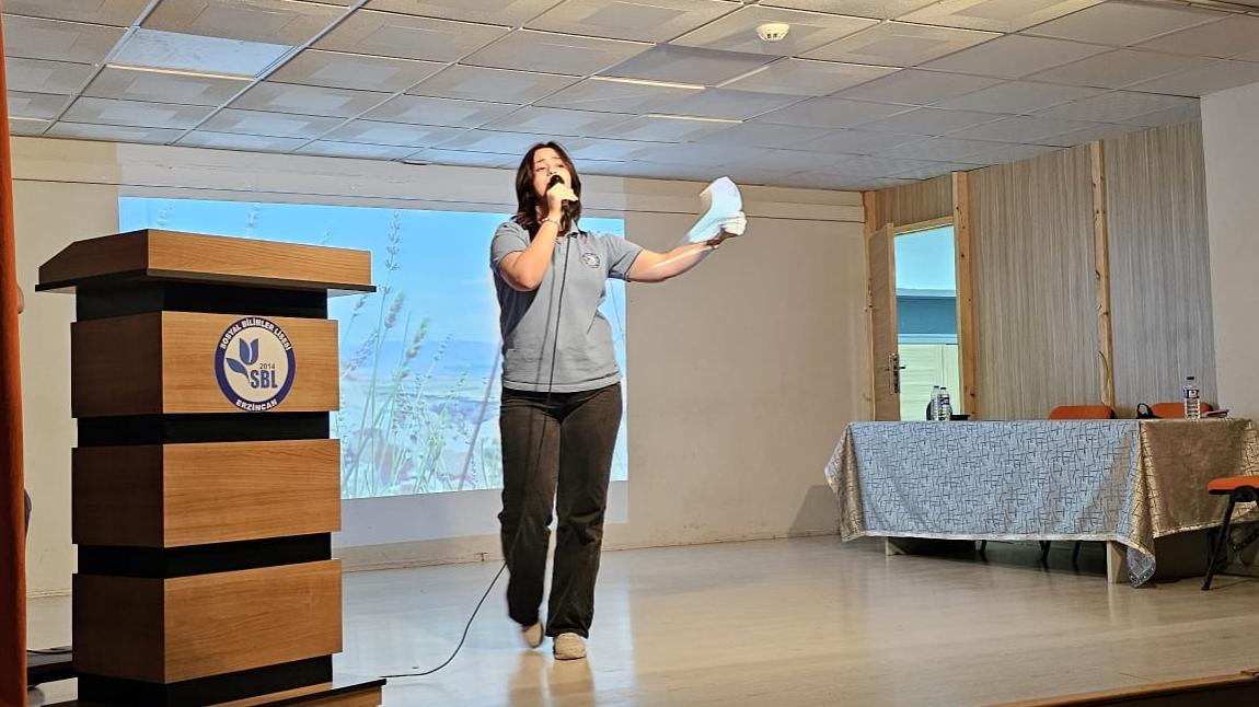 Kelimelerin Sahneye Çıktığı Gece: Sosyal Bilimler Lisesi’nde Şiir Dinletisine Yoğun İlgi gördü