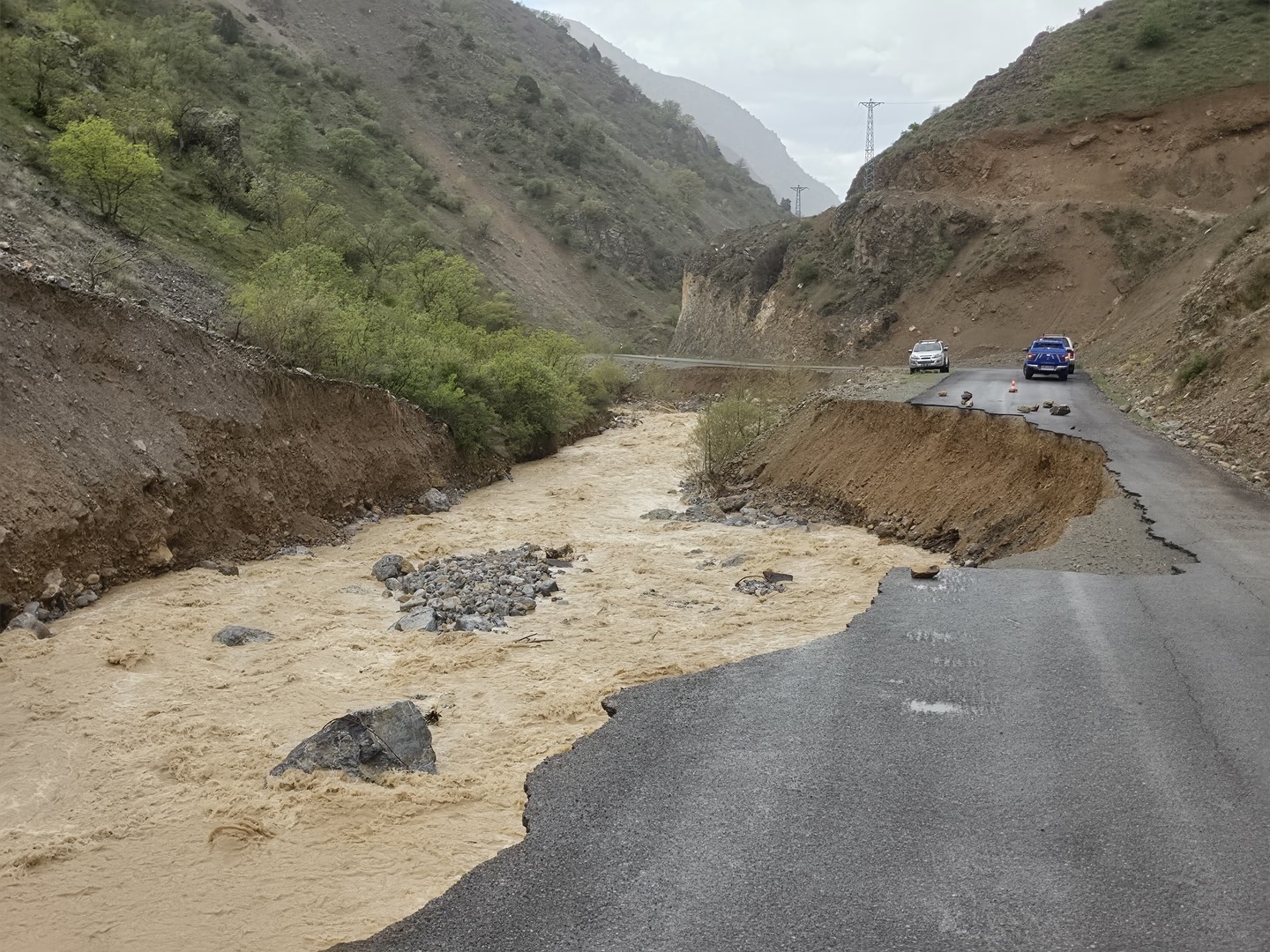 Kemaliye’de Sel Felaketi: Köy Yolu Çöktü, Ulaşım Kesildi