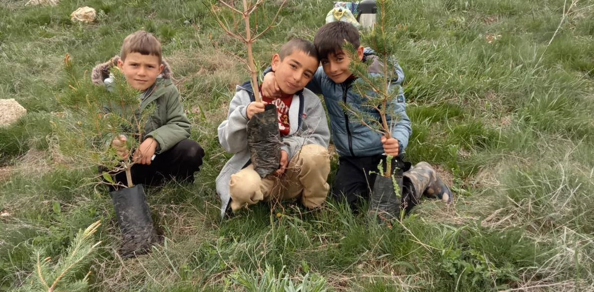 Otlukbeli’nde Geleceğe Nefes: Avcıçayır Köyü’ne 500 Çam Fidanı Dikildi