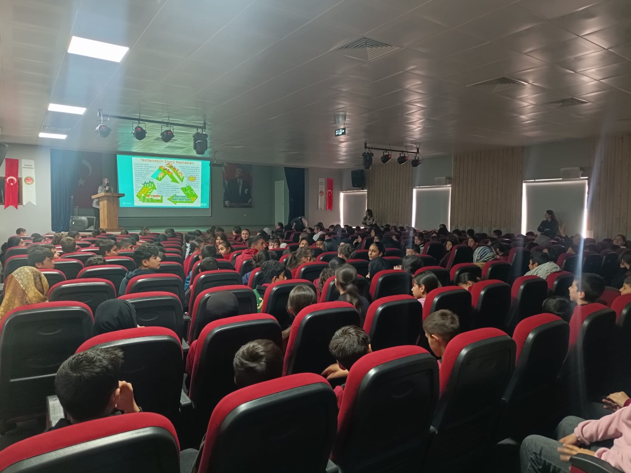 Üzümlü Ortaokulunda “Enerji ve Gelecek” Söyleşisi: Gençler Yenilenebilir Enerjiyle Buluştu