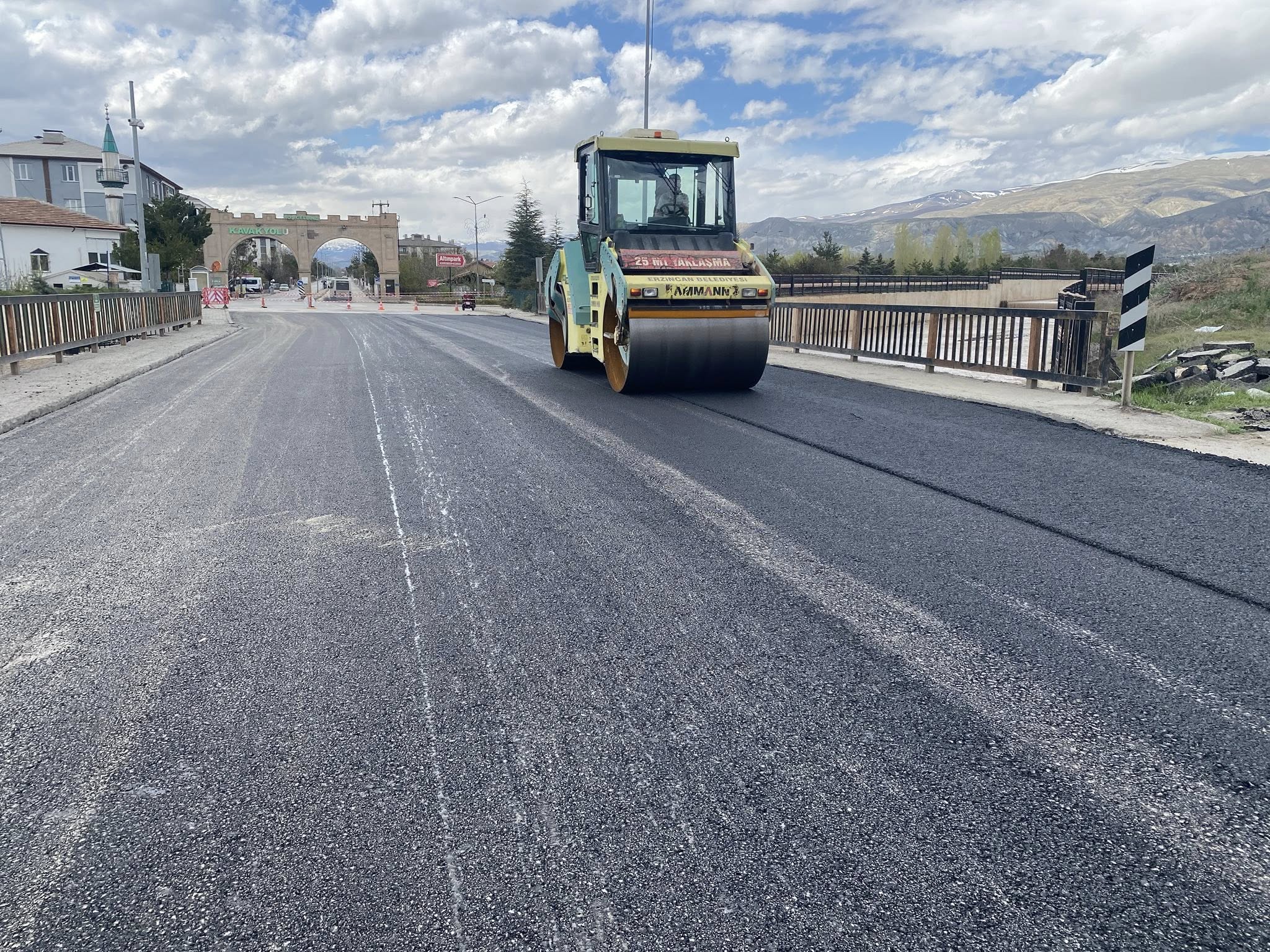 Yıpranan Yol Kazındı, Sıcak Asfalt Serimi Başladı