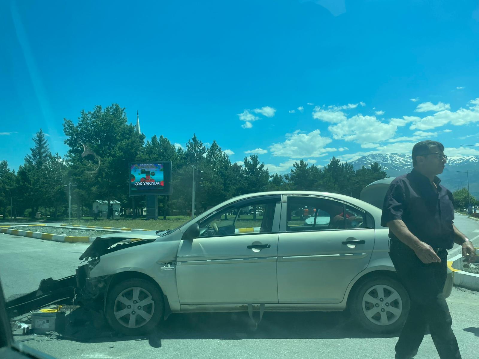 Erzincan Tedaş Kavşağı’nda Trafik Kazası: Araçlarda Maddi Hasar Oluştu