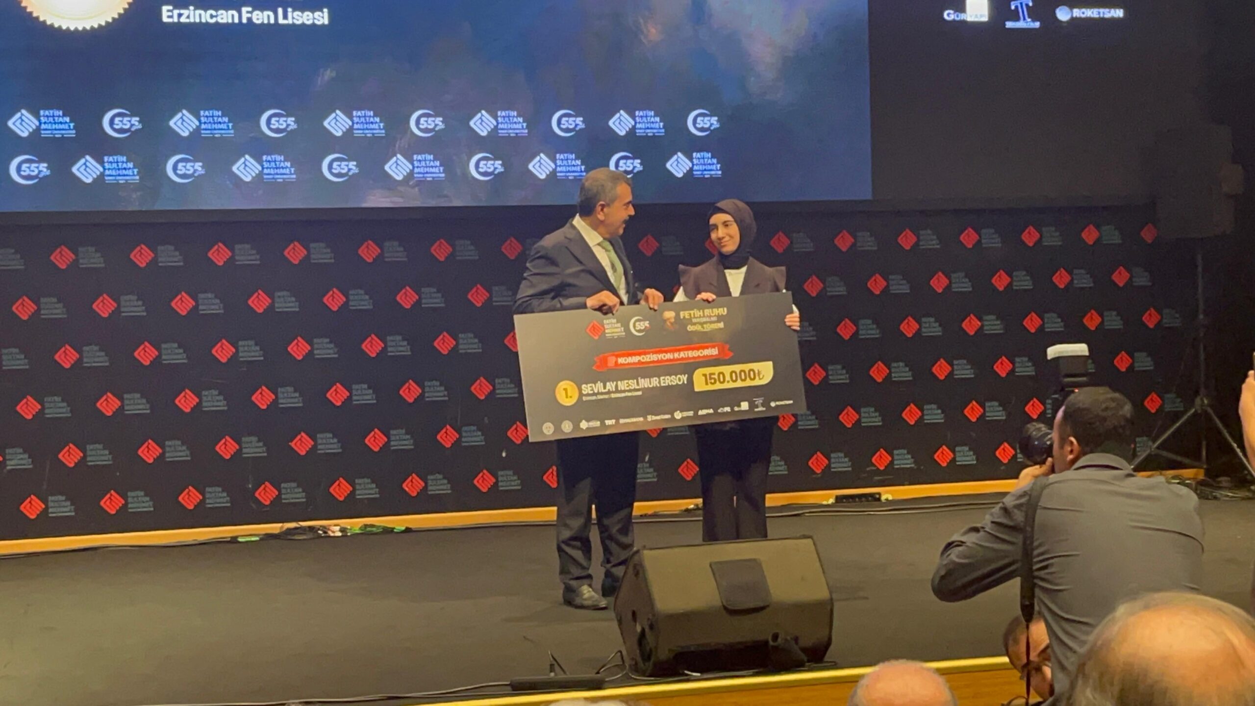 Erzincanlı Öğrenciye Türkiye Birinciliği Ödülü Bakan Tekin’den