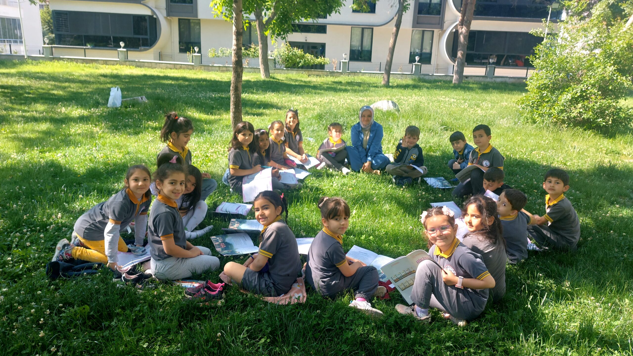 Parkta Kitap Okudular, Doğada Ders Yaptılar