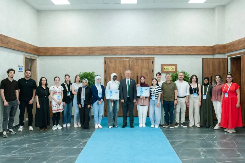 13 Ülkeden Gelen Öğrencilerden Rektör Levent’e Ziyaret