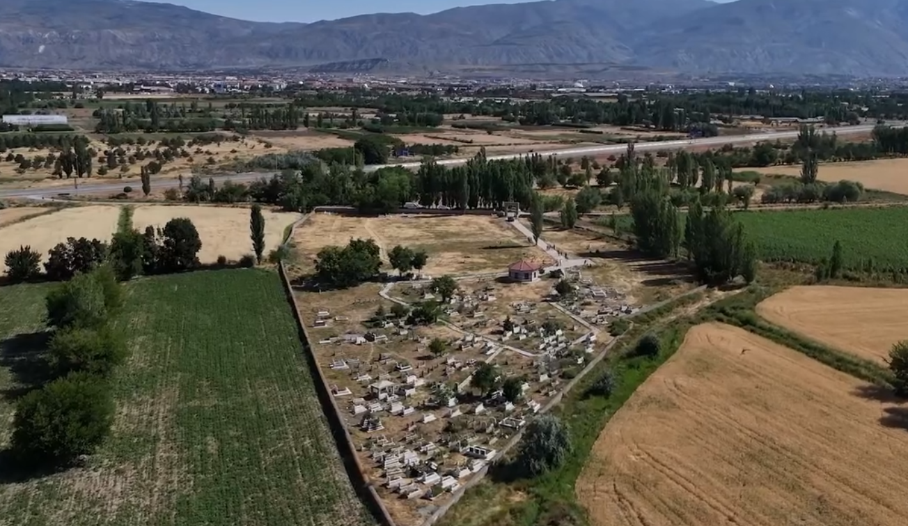 Hacı Hafız Mezarlığı Yenileniyor: Erzincan Belediyesi Çalışmalara Başladı