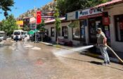 Kemah Belediyesi İtfaiye Ekiplerinden Yol Temizliği Seferberliği