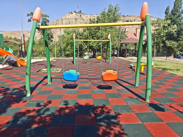 Kemah Zeki Tatar Çocuk Parkı’nda Güvenli Oyun Alanı İçin Kauçuk Zemin Çalışması