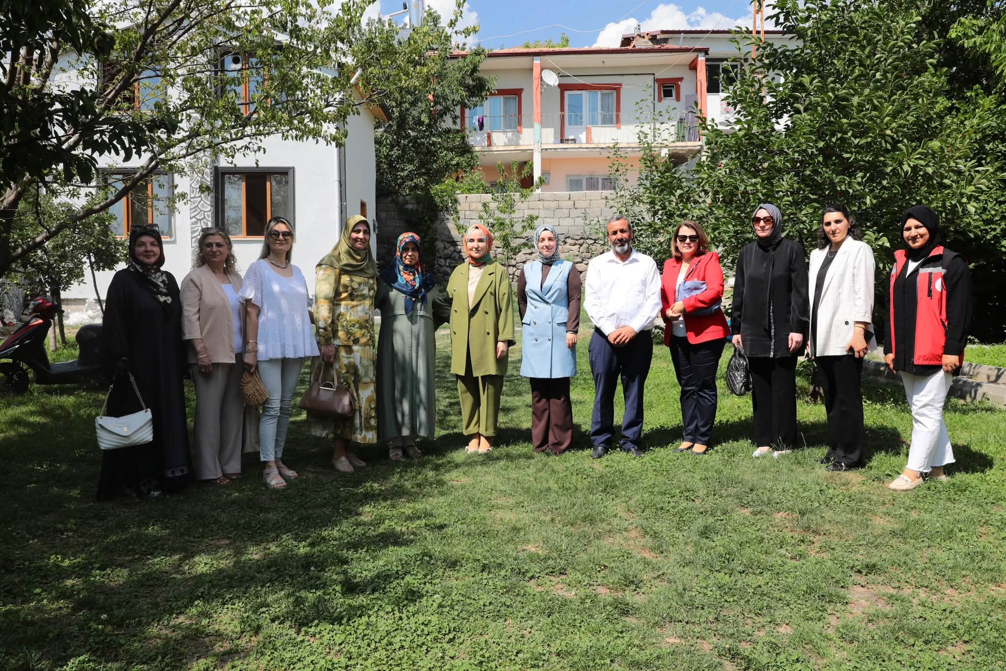 Protokol Eşlerinden Koruyucu Aileye Anlamlı Ziyaret