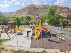 Kemah’ta Çocuk Parklarında Güvenli ve Konforlu Alanlar İçin Çalışmalar Sürüyor