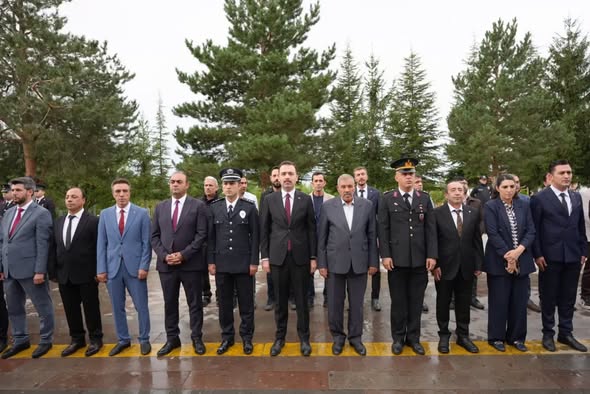 Üzümlü’de 30 Ağustos Zafer Bayramı’nda Atatürk Anıtı’na Çelenk Sunuldu