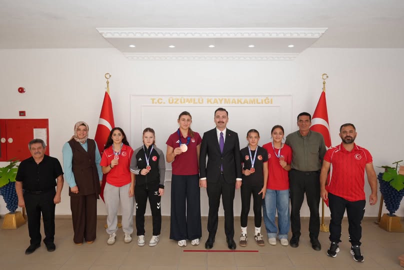 Üzümlü’nün Gururu Şampiyon Sporcular Kaymakam HÖKELEKLİ’yi Ziyaret Etti