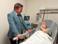 Vali Aydoğdu, Yazar Mustafa Kutlu’yu Hastanede Ziyaret Etti
