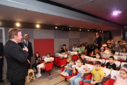 Vali Aydoğdu, kentte çocuk ve gençleri sinemayla buluşturan TRT Sinema Tırı’nı ziyaret etti