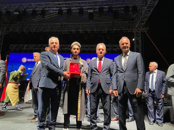 Erzincan’ın Gururu Halil Ömer Değirmencioğlu’na Türkiye’nin Çırağı Plaketi