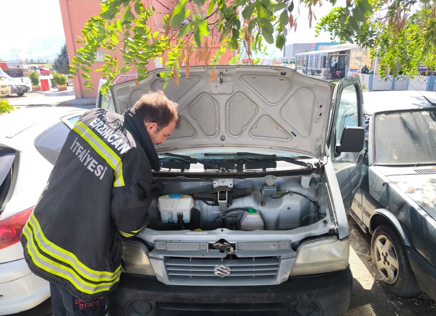 Yeni Sanayi Sitesinde Motor Kısmında Mahsur Kalan Yavru Kedi Kurtarıldı