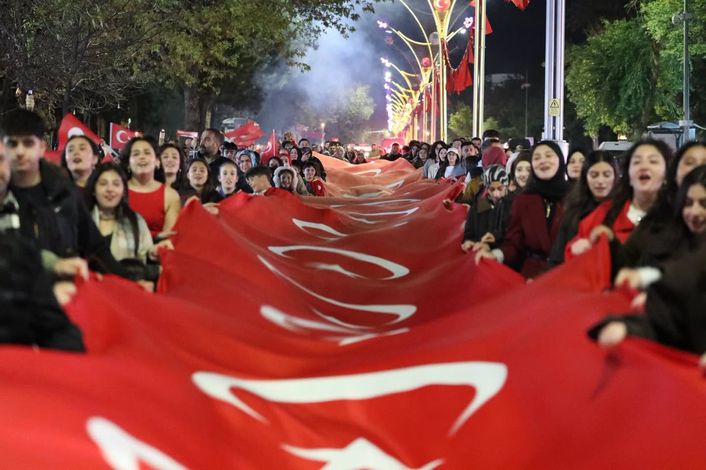Cumhuriyet Coşkusu Fener Alayı ve Bayrak Yürüyüşüyle Taçlandı