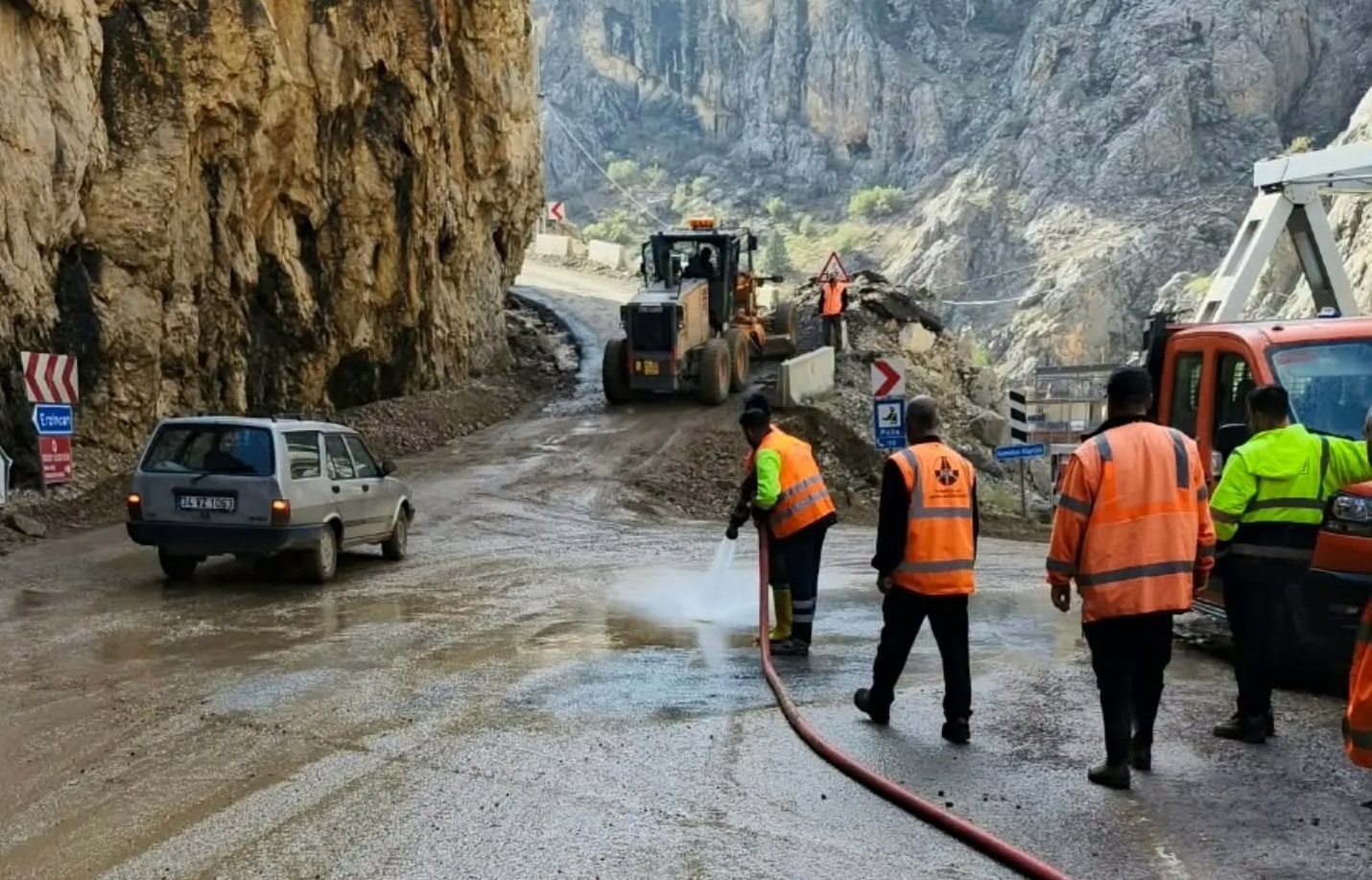 Kemaliye’de Şiddetli Yağış ve Heyelan Sonrası Yollar Yeniden Ulaşıma Açıldı
