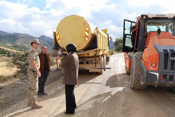 Tercan’da Kemerçam Köyü Yolunda Asfalt Çalışması