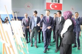 Üzümlü’de Cumhuriyet Bayramı Coşkusu Spor Salonuna Taştı