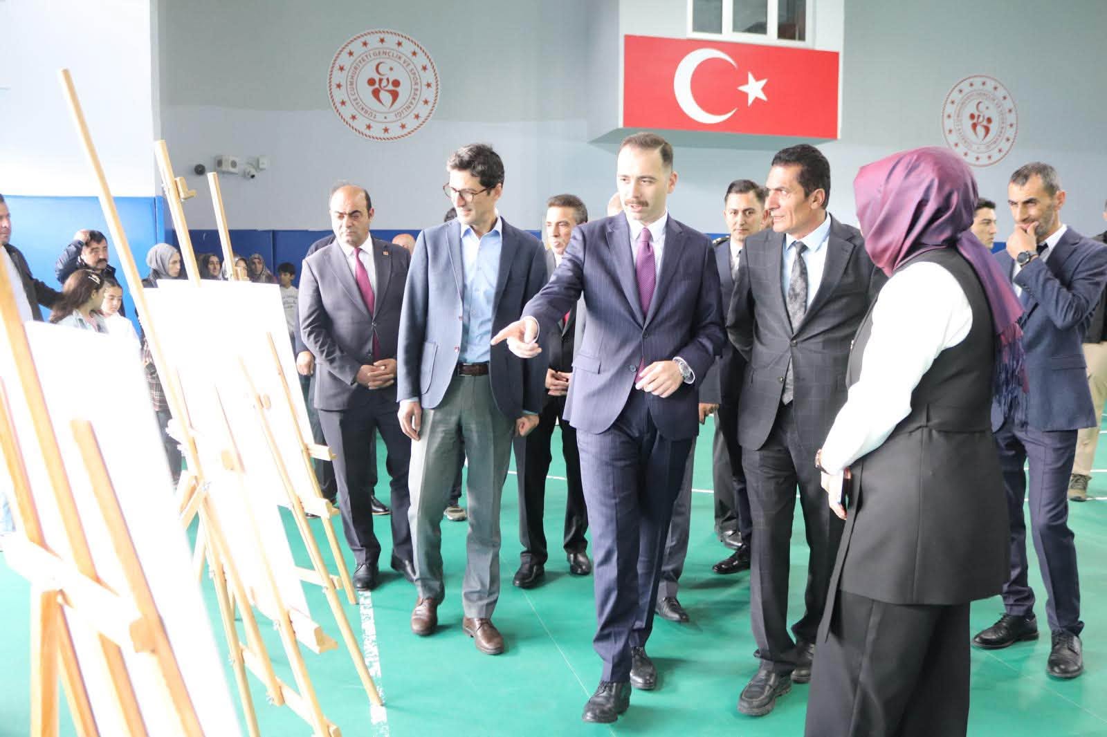 Üzümlü’de Cumhuriyet Bayramı Coşkusu Spor Salonuna Taştı