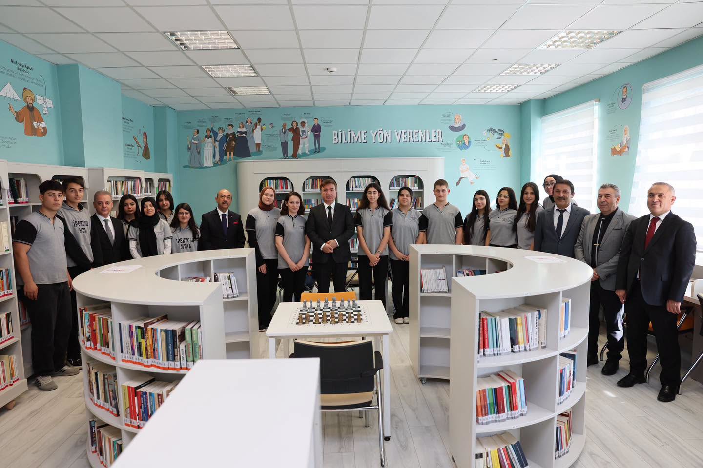 Vali Aydoğdu, İpekyolu Ticaret Lisesi Kütüphanesinin Açılışını Gerçekleştirdi